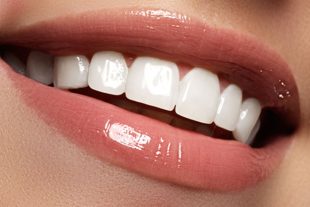 Image illustrating the benefits of all-on-4 dental implants by CDC, a dental clinic in Albania.
