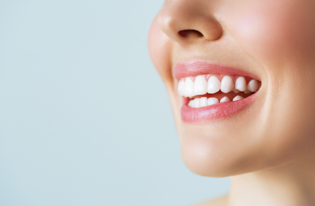 Image illustrating the benefits of all-on-4 dental implants by CDC, a dental clinic in Albania.