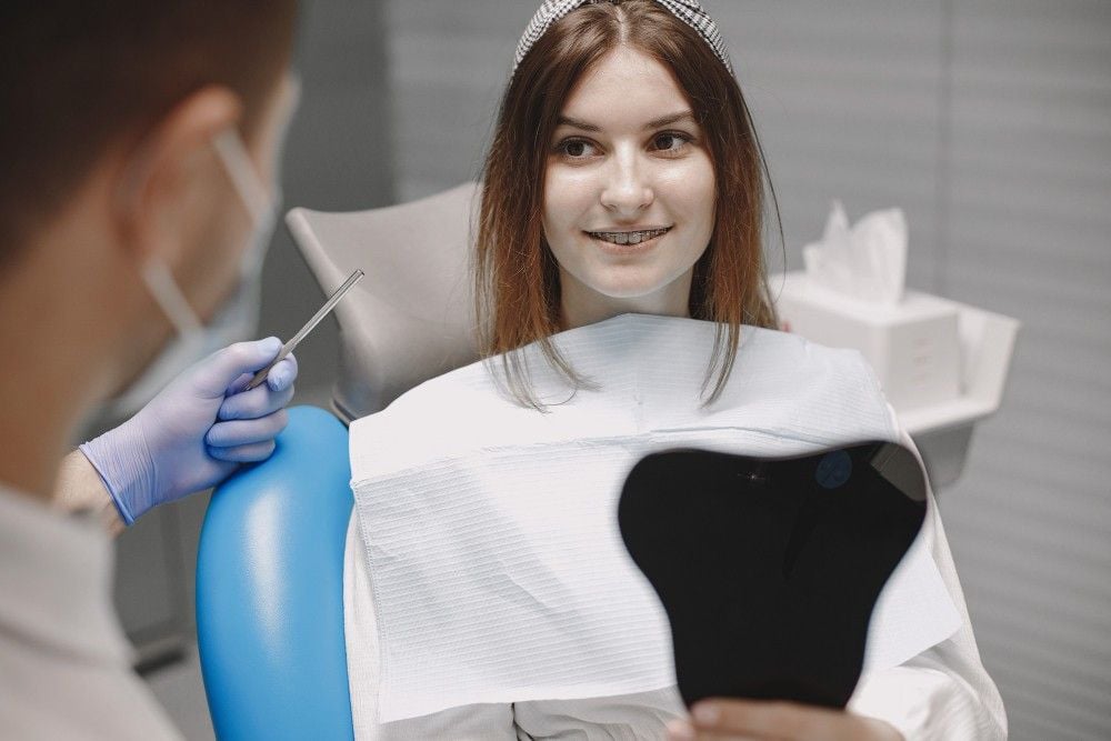 Patient talking to a dentist in Albania about their dental issues