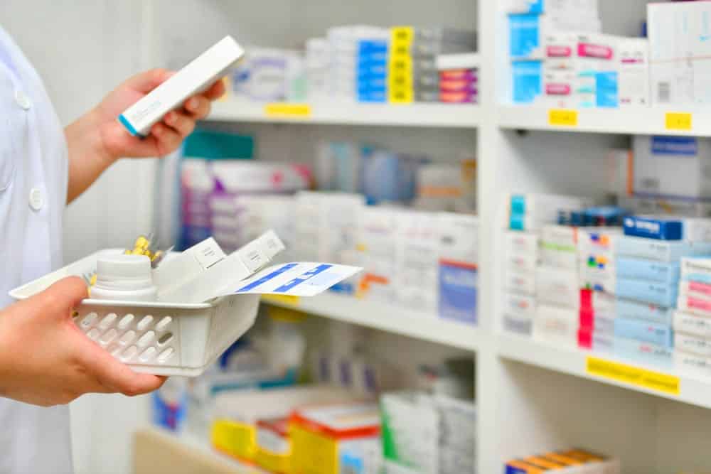 Immagine che illustra la medicina prescritta dopo gli impianti dentali in Albania