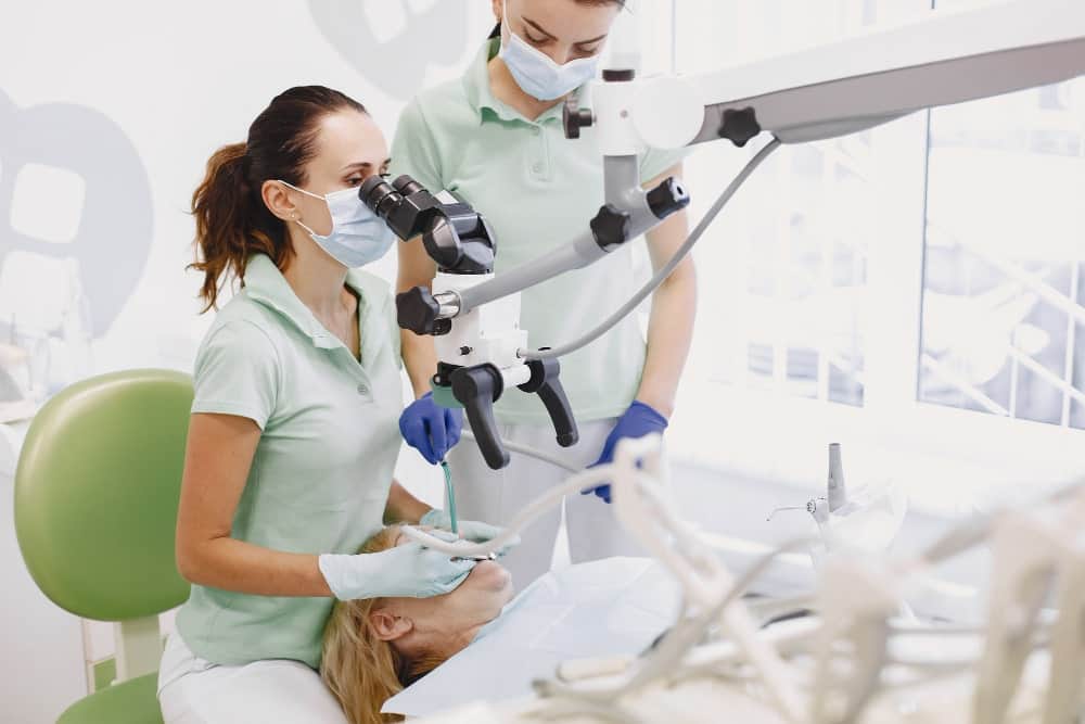 Immagine che illustra i migliori impianti dentali in Albania per sostituire i denti mancanti