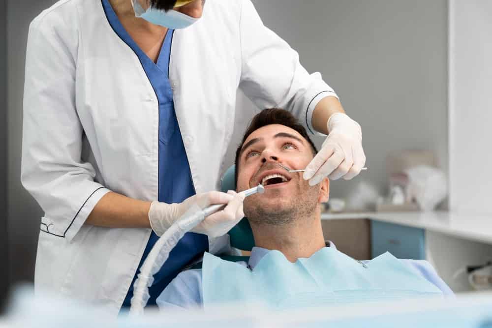Immagine che illustra un paziente che riceve impianti dentali in Albania
