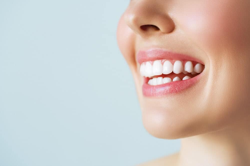 Immagine che illustra un sorriso bianco dopo diversi trattamenti dentali in Albania