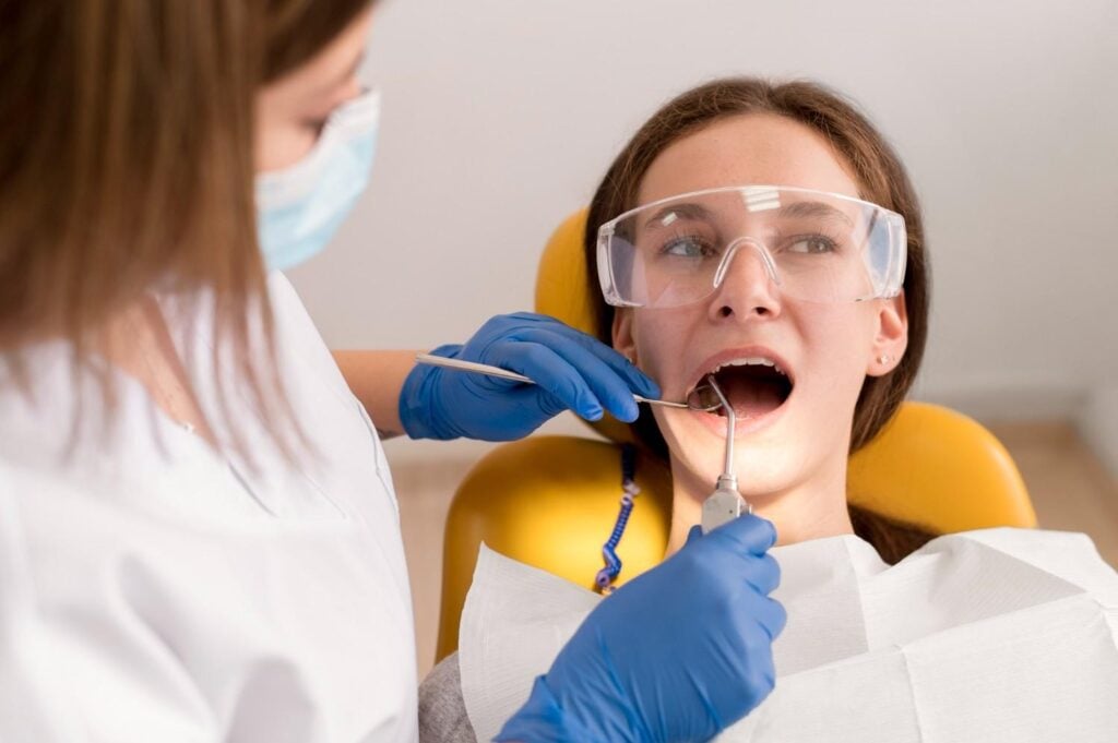 Dentist në Shqipëri i cili po realizon një trajtim të kanalit të dhëmbit