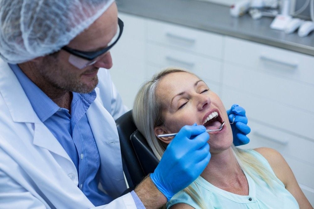 Dentist ne Shqiperi i cili po realizon nje trajtim per çrregullimin TMJ, trajtim per dhimbjen e nofulles