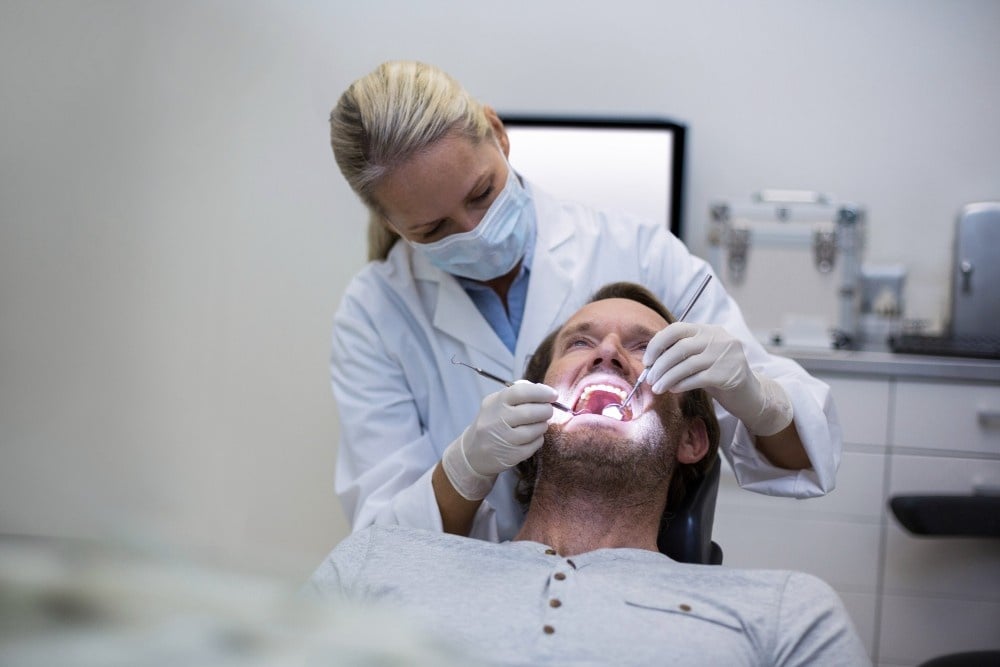 implante dentare brenda dites ne nje klinike dentare ne Shqiperi